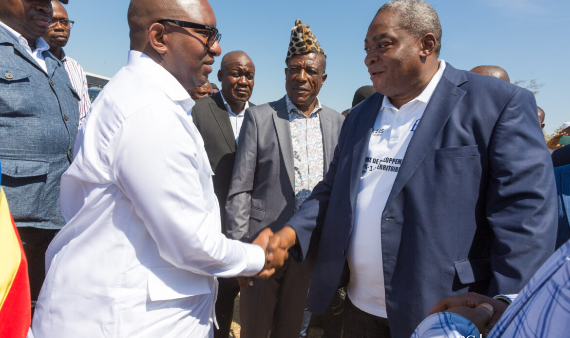 PDL145T: À Kasomeno, la délégation a été accueillie par une foule en délire et le Premier Ministre a fait le tour de l’école.