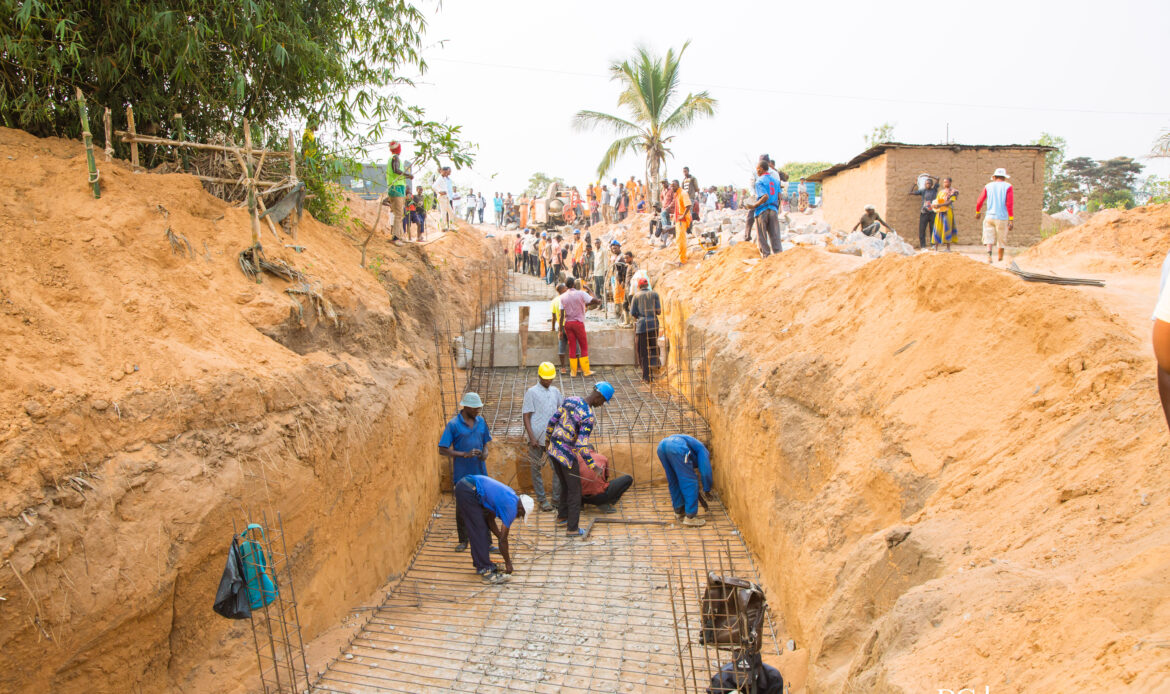 Voirie de Kananga en construction. BCeCo au service de la Nation.