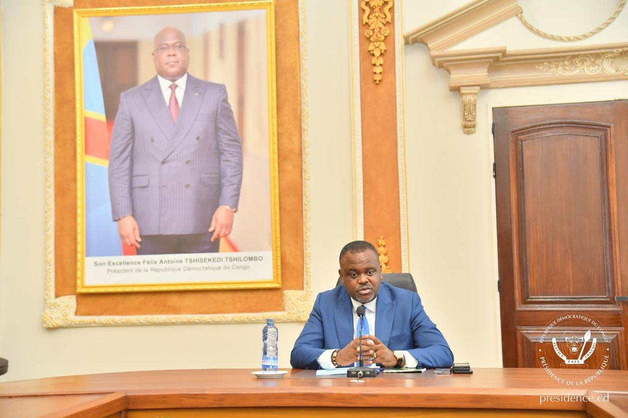 Lors d'une grande réunion tenue le mercredi 23 août 2023 à la présidence de la République, présidée par Mr Olivier Mondonge, Directeur de cabinet adjoint du Chef de l'Etat en charge de Progrès Social, toutes les parties prenantes étaient présentes : le Bureau Central de Coordination en tant que maître d'ouvrage délégué, le Gouverneur du Sud-Ubangi Jean Claude Mabenze ainsi que deux prestataires sélectionnés par BCeCo.
