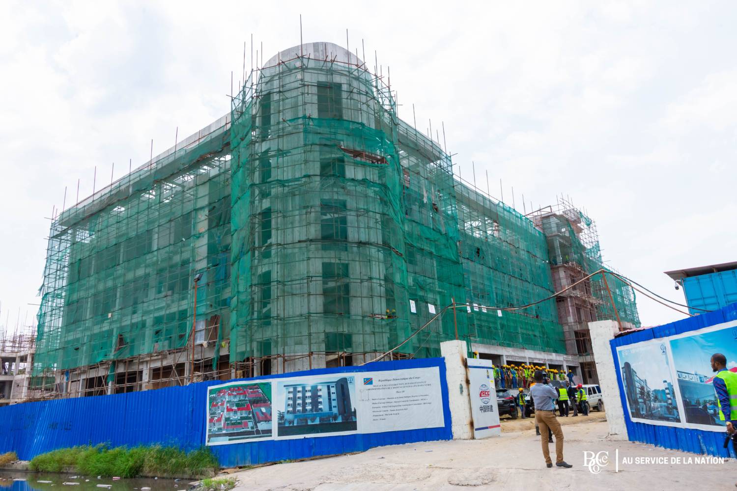Couverture Santé Universelle : Samuel Roger Kamba suit de près les travaux la troisième phase du centre hospitalier universitaire renaissance